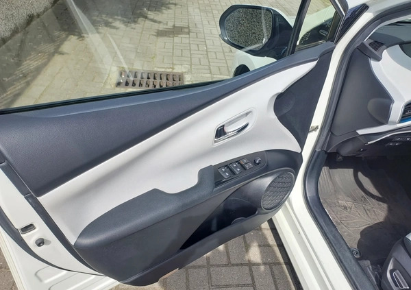 Toyota Prius cena 63000 przebieg: 90000, rok produkcji 2017 z Toruń małe 596
